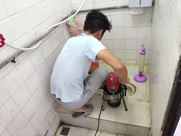 白朗管道堵塞冒臭气 专业师傅现场解决问题